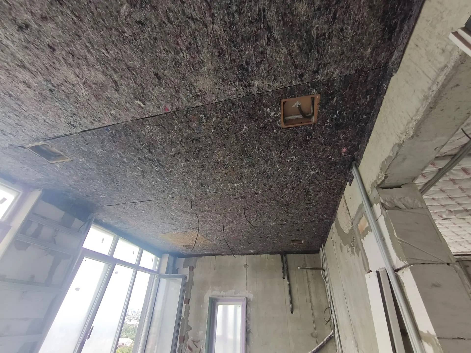 Монтаж войлочной подложки на потолок — этап 3